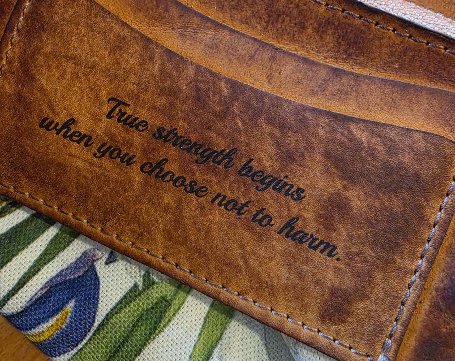 Detail engraving on leather with Lùmen
